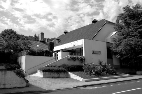 Le centre Socio-Culturel Jean Hartmann en 2009 - vue en noir et blanc (anciennement la salle des fêtes)